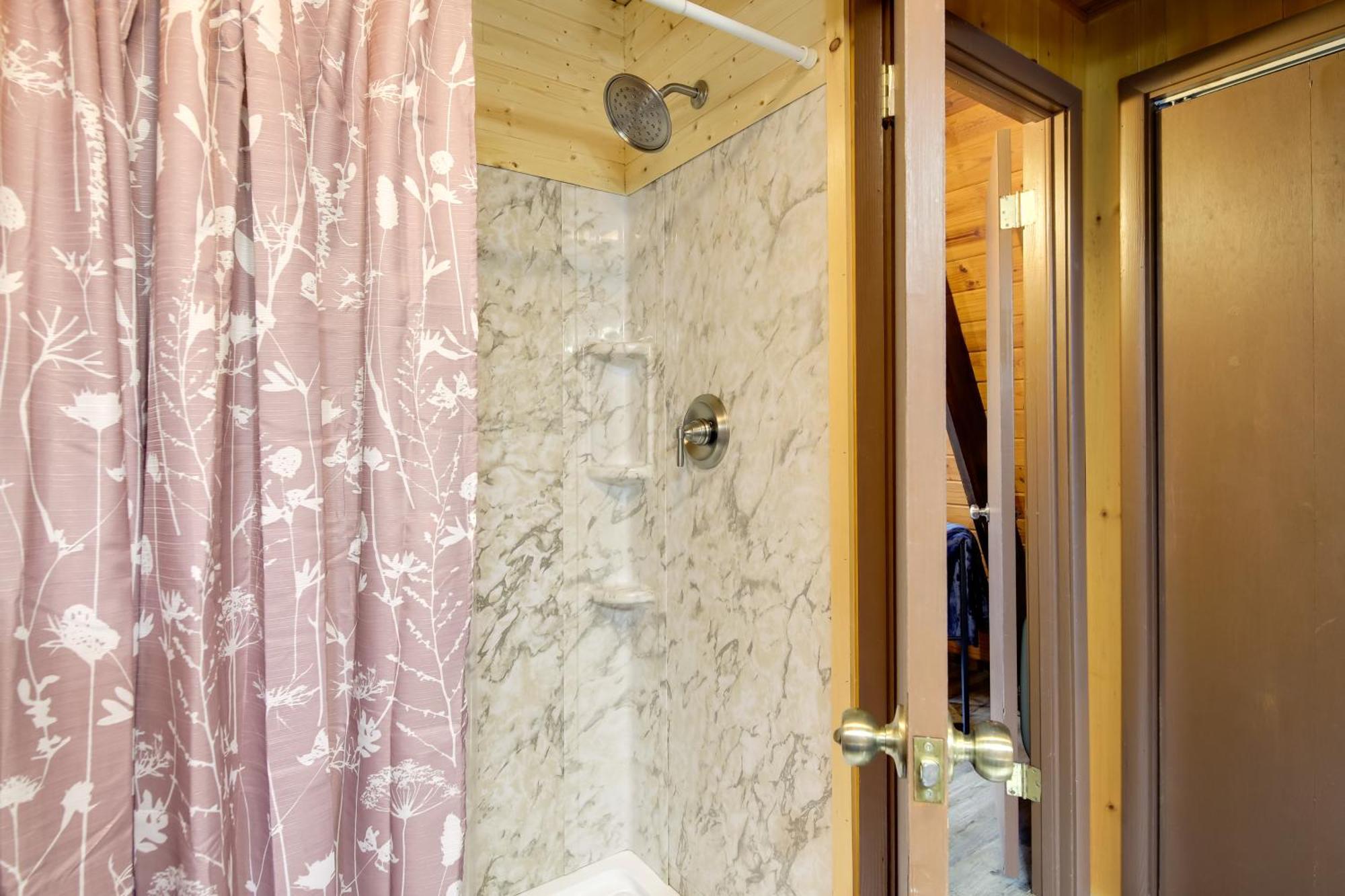 Gatlinburg A-Frame Home With Hot Tub Near Parkway Екстер'єр фото