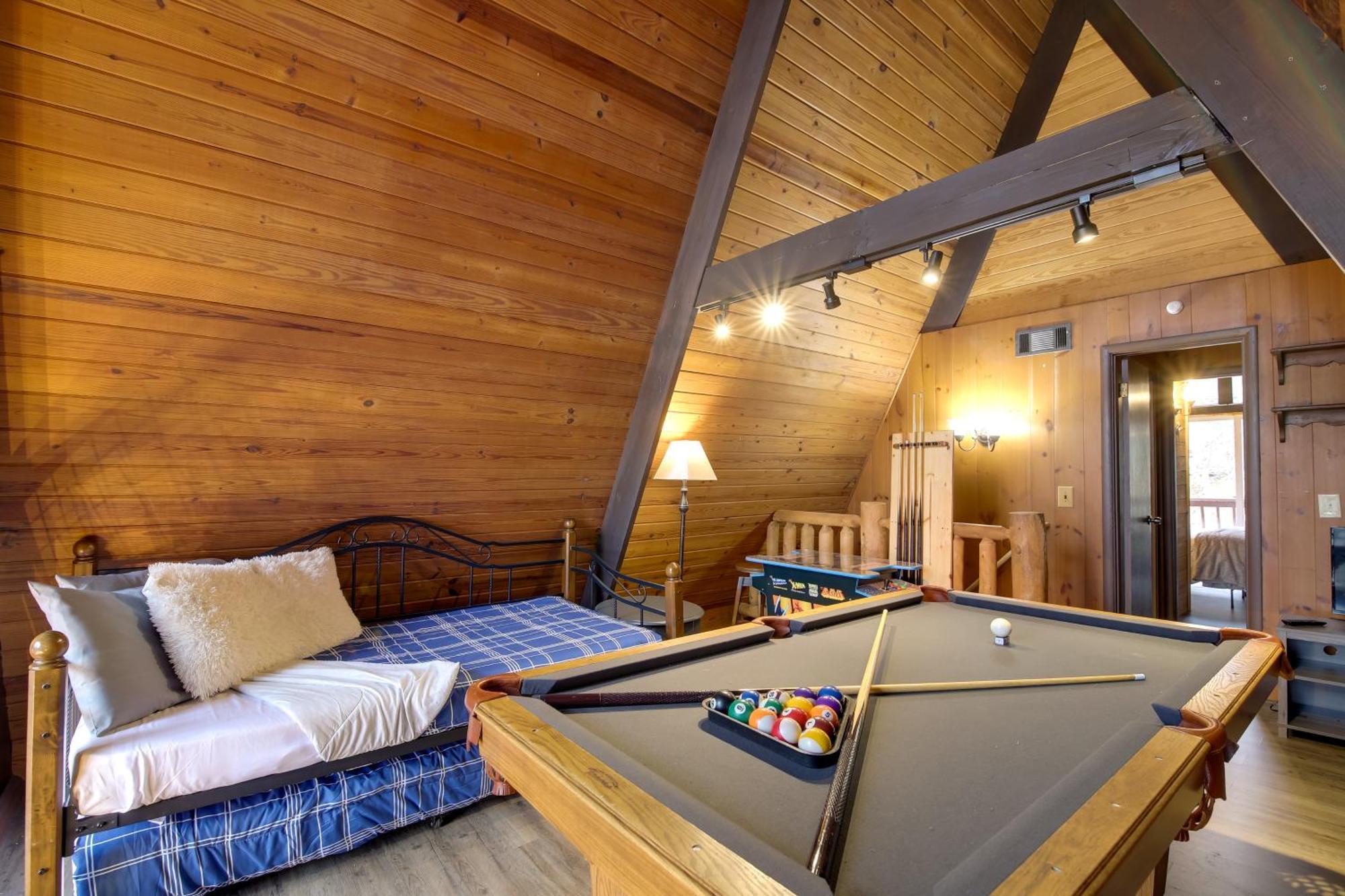 Gatlinburg A-Frame Home With Hot Tub Near Parkway Екстер'єр фото