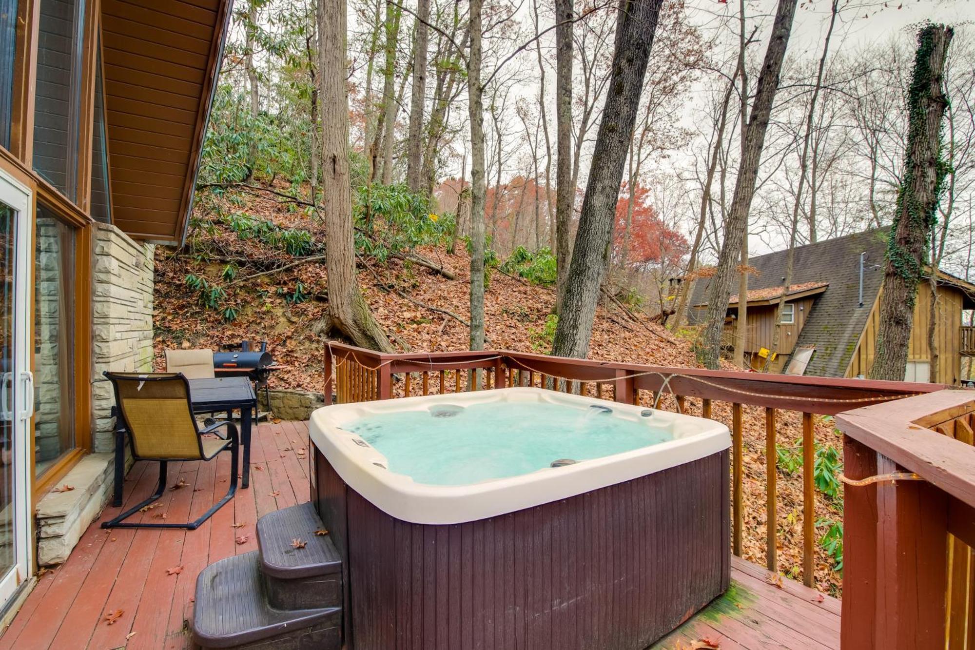 Gatlinburg A-Frame Home With Hot Tub Near Parkway Екстер'єр фото