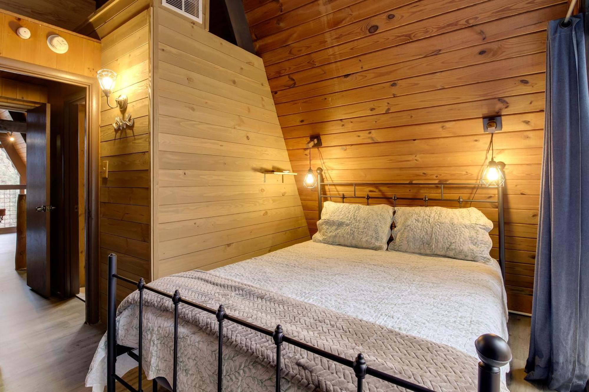Gatlinburg A-Frame Home With Hot Tub Near Parkway Екстер'єр фото