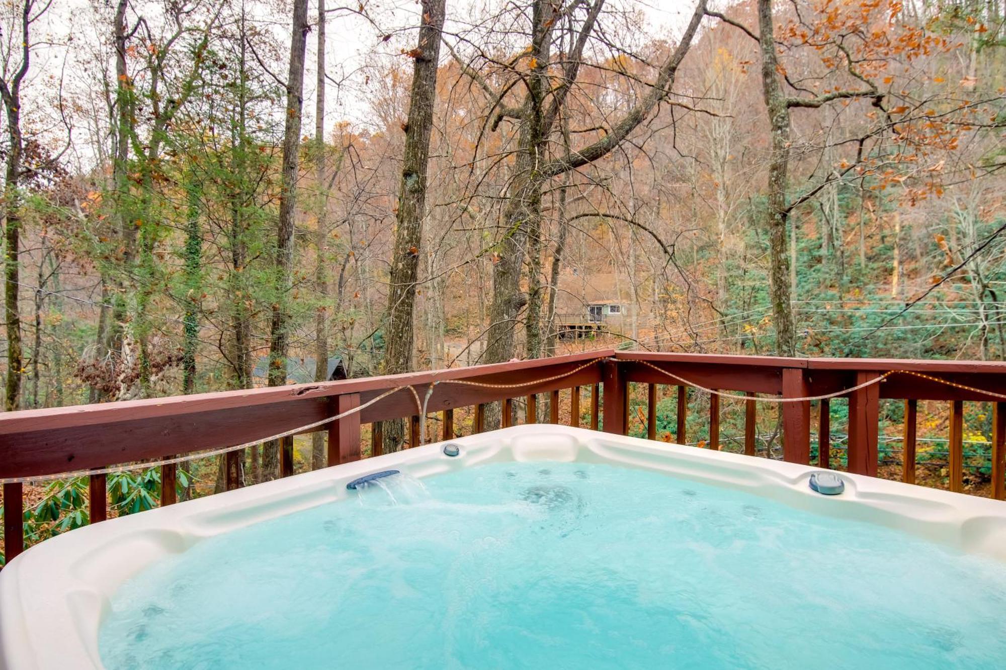 Gatlinburg A-Frame Home With Hot Tub Near Parkway Екстер'єр фото
